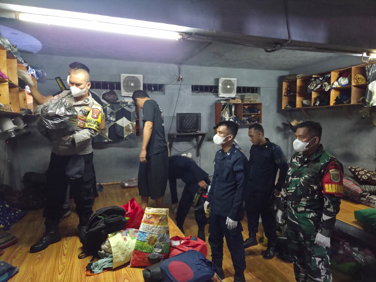 GANDENG TNI DAN POLRI, RAZIA TERPADU DAN TES URINE ACAK, RUTAN KELAS I PALEMBANG PERKETAT PENGAWASAN PEREDARAN NARKOBA DAN HP ILEGAL 1