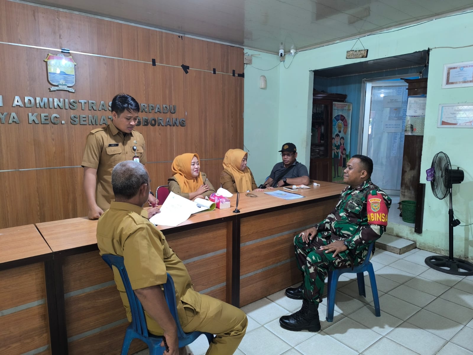 Babinsa Srimulya Koramil 418-08/Sako Perkuat Sinergitas Tiga Pilar, Ajak Jaga Kamtibmas dan Kebersihan Lingkungan 1