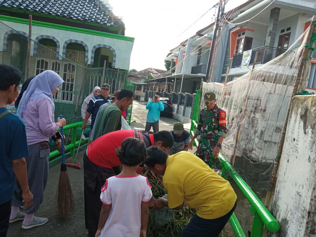 Babinsa 10 Ilir Koramil 418-05/Lemabang Bersama Warga Gelar Bakti Mandiri, Perkuat Kebersamaan dan Kepedulian Lingkungan 1