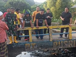 Babinsa 1 Ilir Koramil 418-05/Lemabang Bersama Warga Bersihkan Selokan, Antisipasi Banjir di Musim Hujan