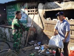 Babinsa 36 Ilir Gelar Bakti TNI di Pasar, Ajak Warga Jaga Kebersihan Lingkungan