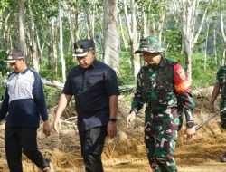 Dandim dan Wakil Bupati OKI Pastikan Progres TMMD Pembukaan Jalan Berjalan Optimal.