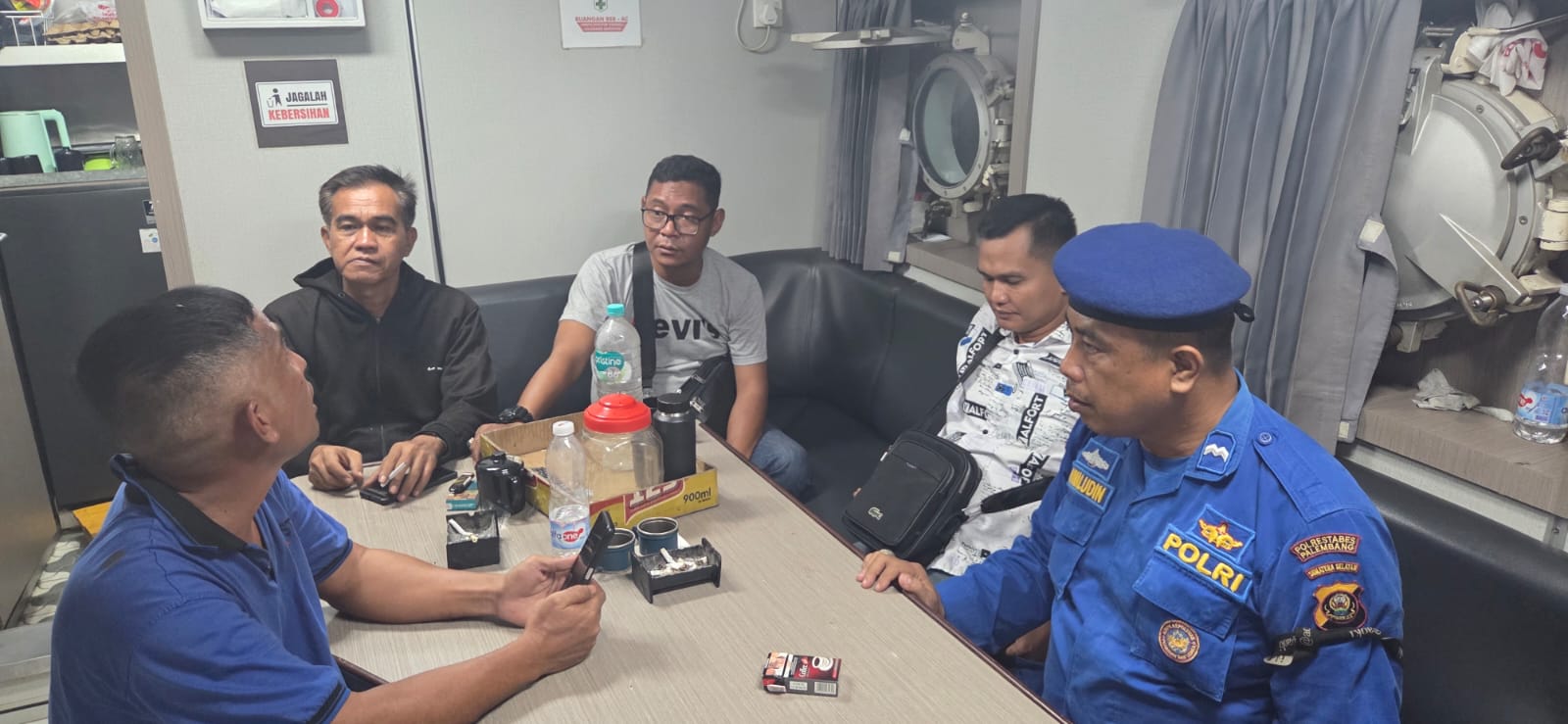 Diterjang Tongkang Hanyut, Rumah Warga Gandus Hancur! Polda Sumsel Turun Tangan Selidiki Kelalaian 1