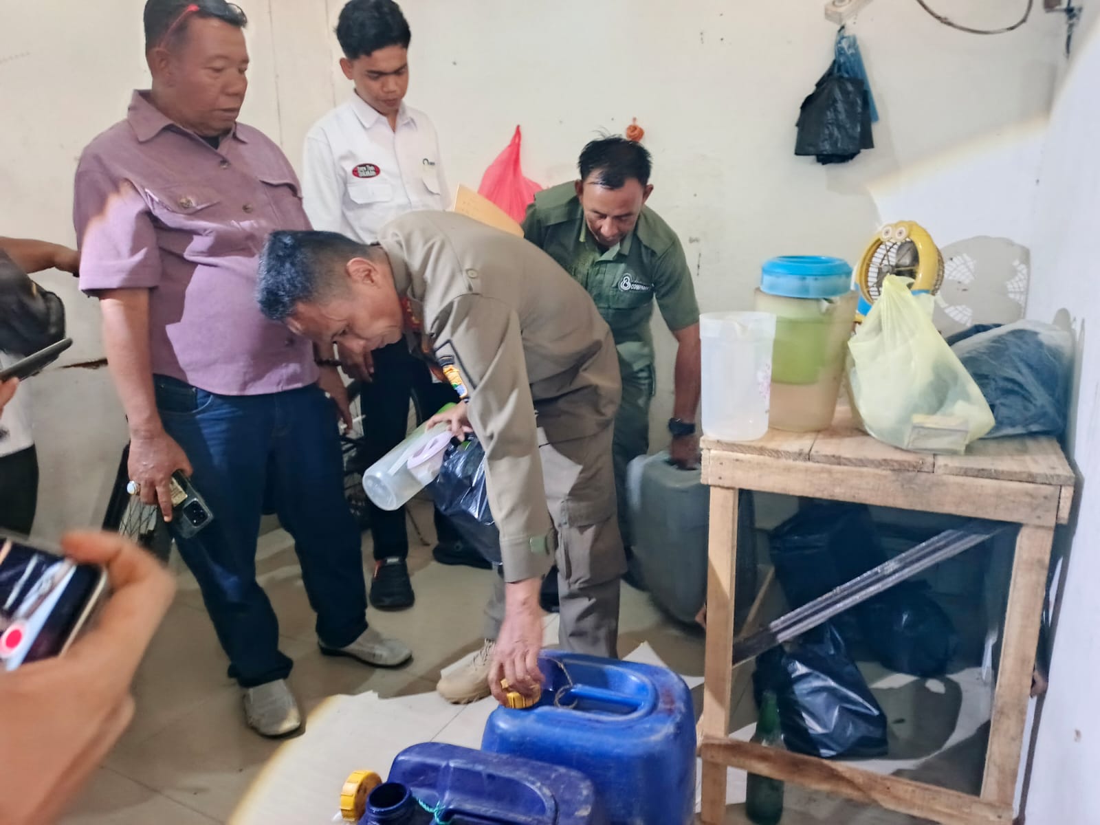 Satpol PP Palembang Amankan 3 Dirigen Tuak Dari Sebuah Rumah Di Bukit Sangkal 1