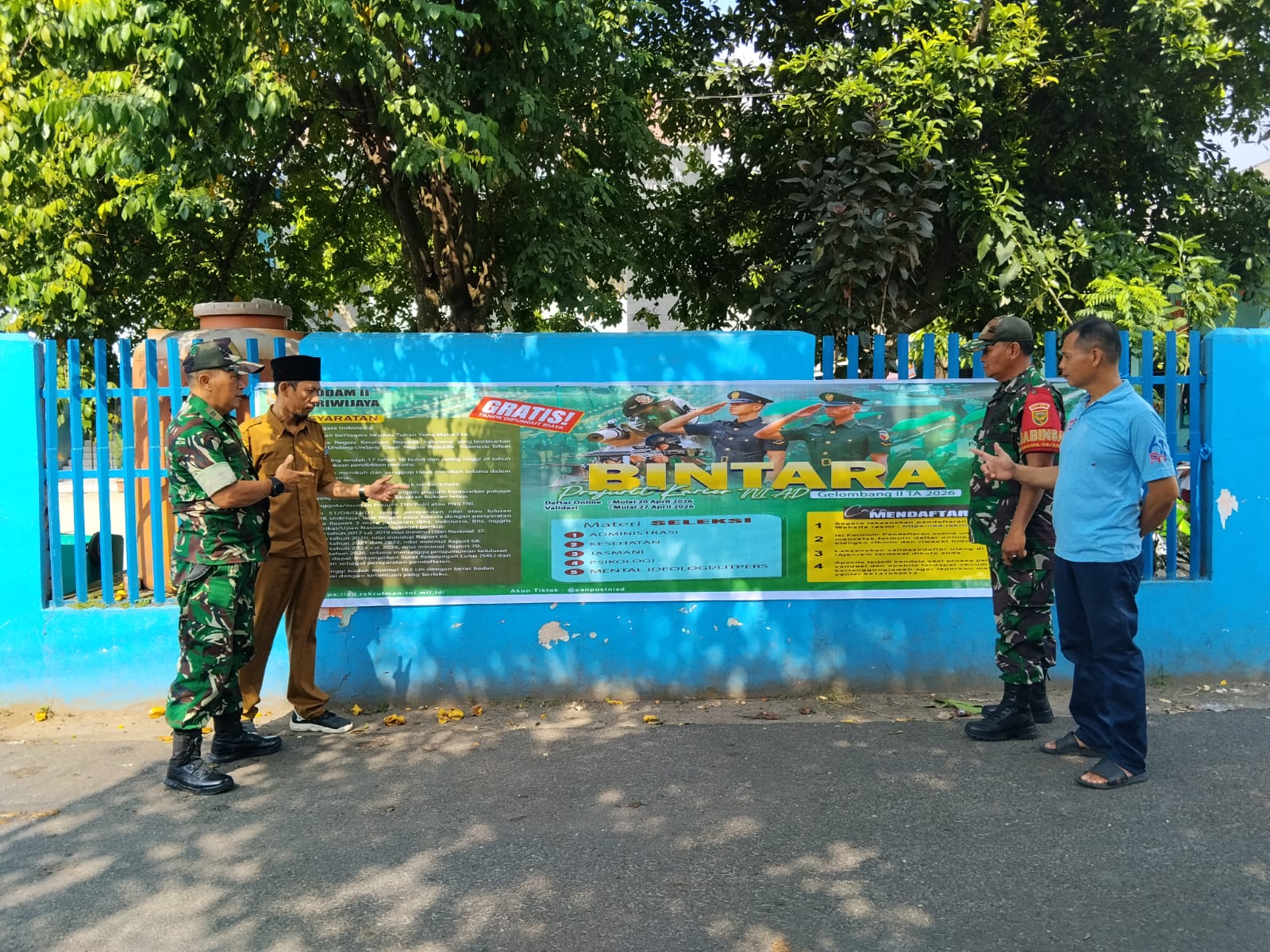 Babinsa Lebung Gajah Pasang Banner Pendaftaran TNI AD, Ajak Pemuda Bergabung 1