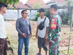 Babinsa 1 Ilir Koramil 418-05/Lemabang Ajak Warga Jaga Kebersihan Lingkungan Lewat Komsos