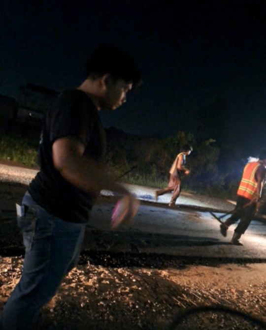 Aspal Cair di Jalan Husni Basri Diduga Picu Kecelakaan, Ibu dan Anak Terluka 3