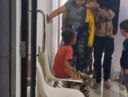 Aspal Cair di Jalan Husni Basri Diduga Picu Kecelakaan, Ibu dan Anak Terluka