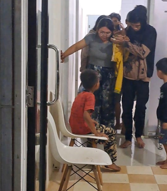 Aspal Cair di Jalan Husni Basri Diduga Picu Kecelakaan, Ibu dan Anak Terluka 1