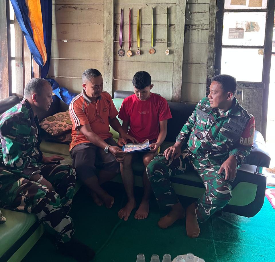 Babinsa Karang Anyar Beri Motivasi Pemuda Calon Prajurit, Tanamkan Semangat Lolos Seleksi TNI 1