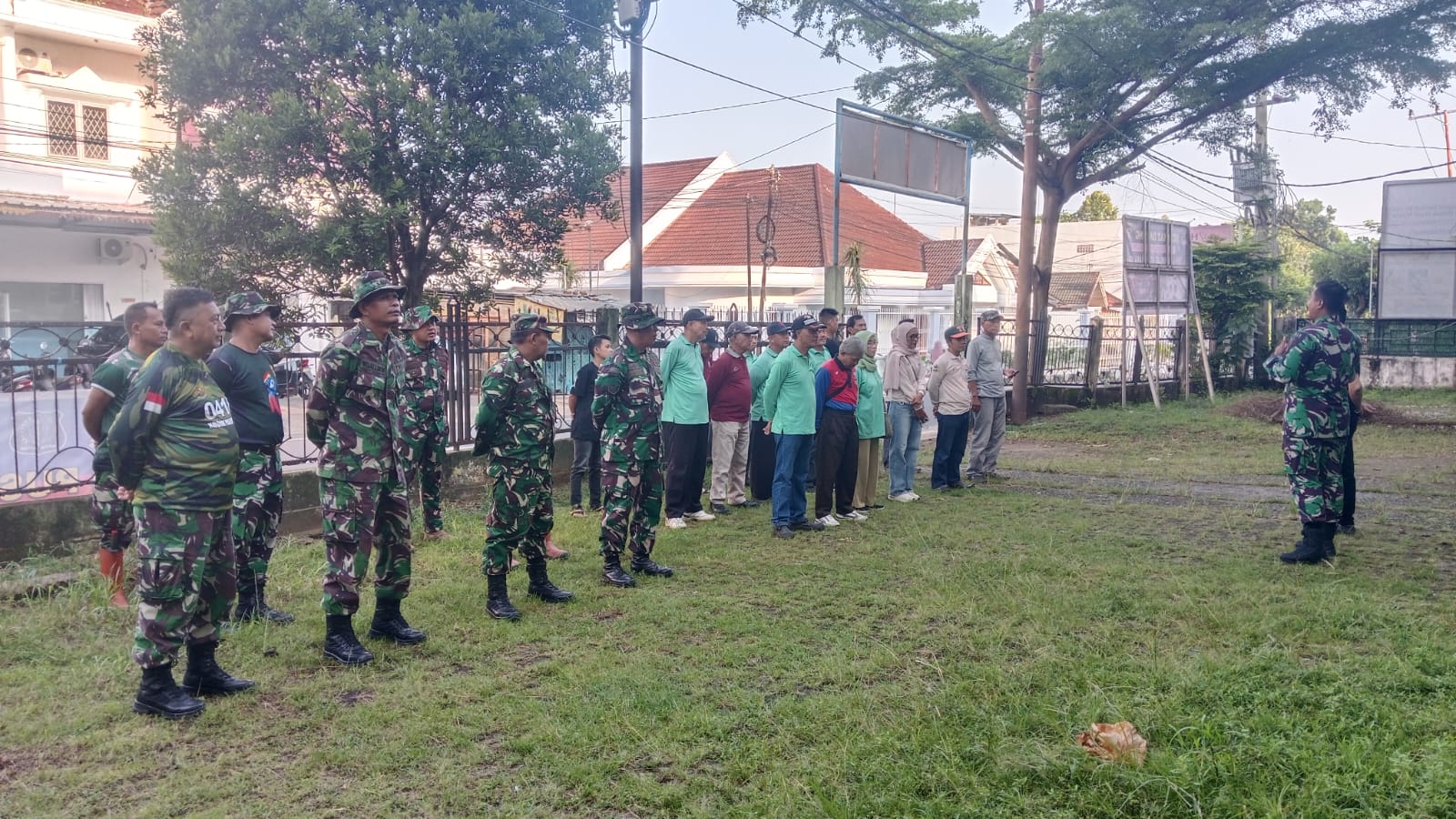 Koramil 418-01/Makrayu Gotong Royong Bersama Warga 30 Ilir Dukung Gerakan Nasional Indonesia Asri 3