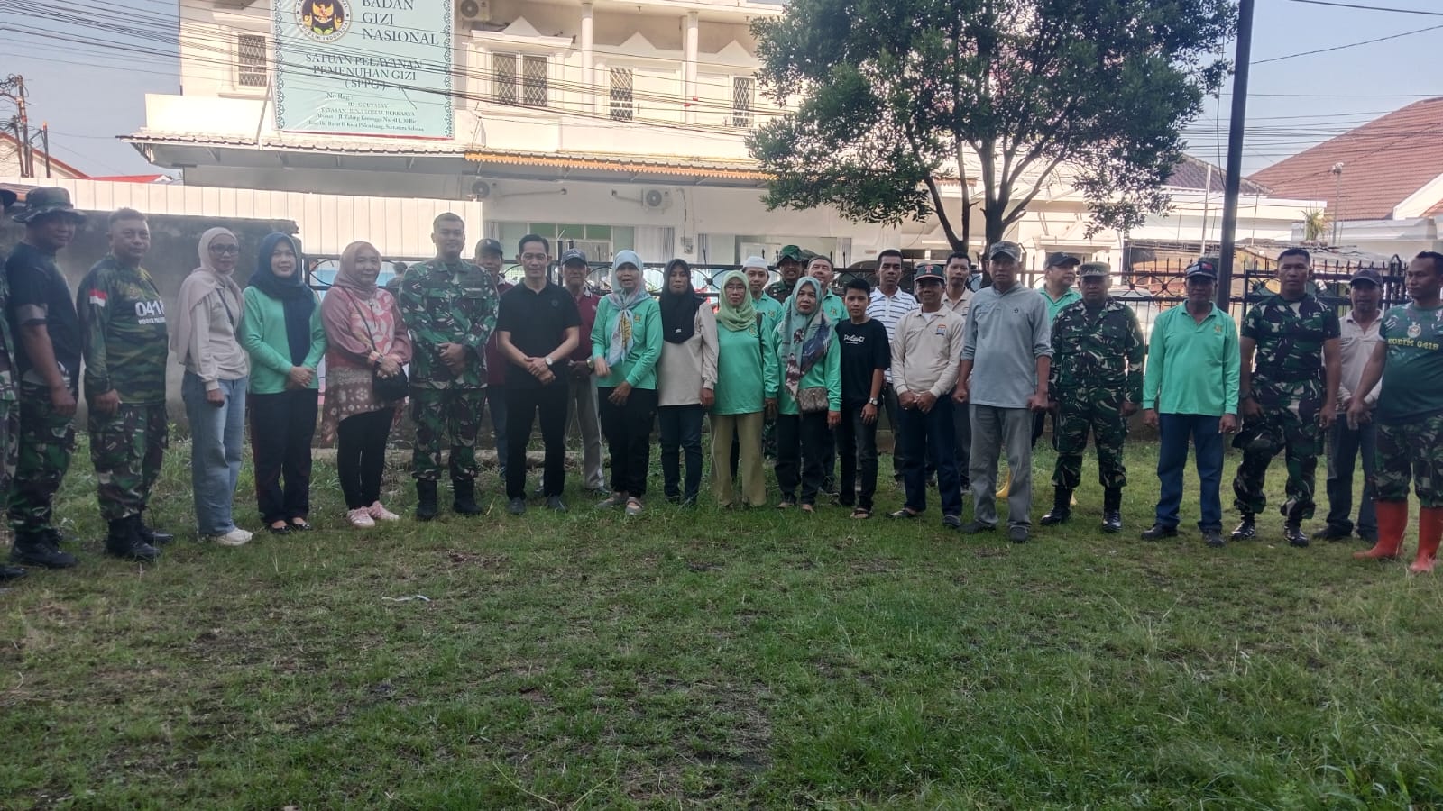 Koramil 418-01/Makrayu Gotong Royong Bersama Warga 30 Ilir Dukung Gerakan Nasional Indonesia Asri 1