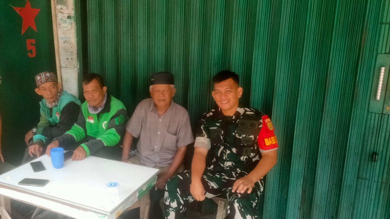 Babinsa 11 Ilir Koramil 418-05/Lemabang Komsos Antisipasi Banjir dan Cegah Curanmor di Lingkungan Warga 2
