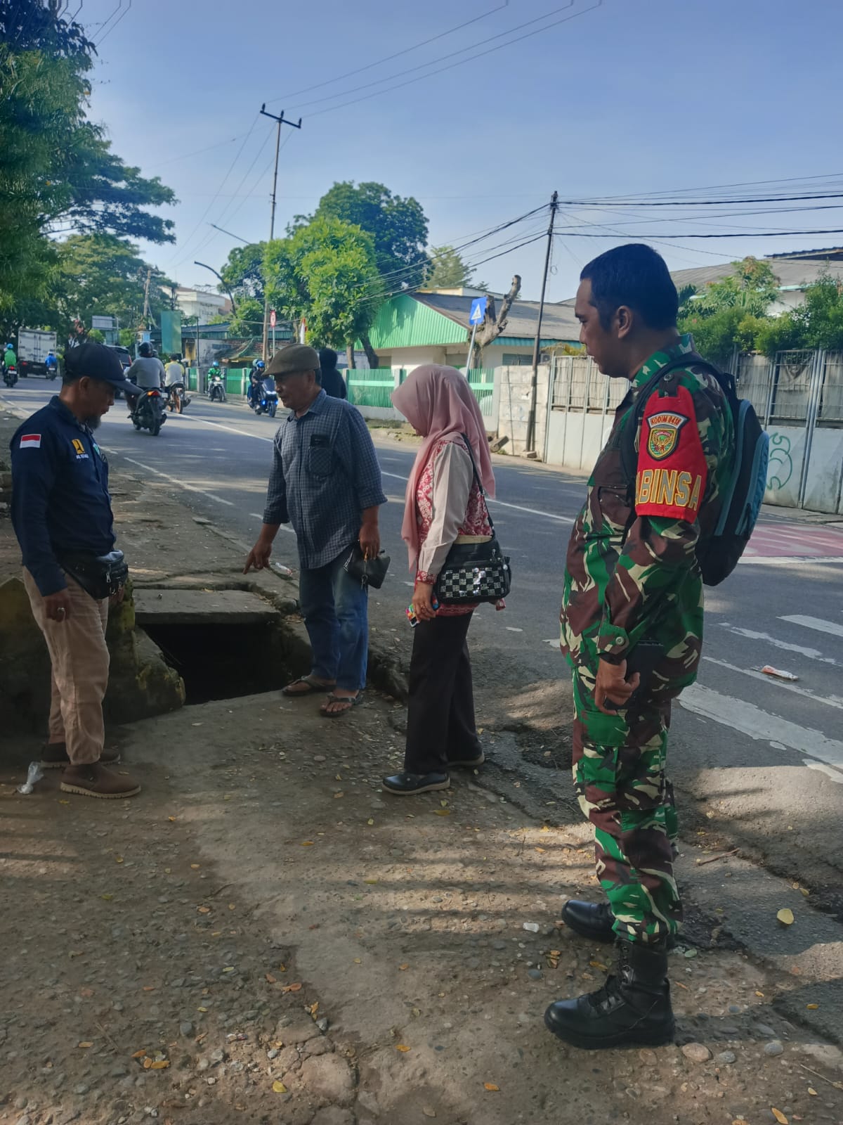 Babinsa Kelurahan Duku Tinjau Selokan Tersumbat, Dorong Penanganan Cepat Bersama Warga 1
