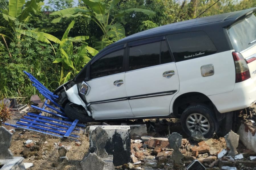 Diduga Micro-Sleep, Mobil Nyelonong Masuk Area Makam di Tulungagung 1