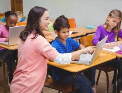 KEPRIBADIAN PENDIDIK DAN PEMAHAMAN FASE PERKEMBANGAN ANAK