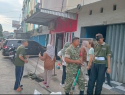 Babinsa Kelurahan Kuto Batu Koramil 418-05/Lemabang Gotong Royong Bersama Warga Bersihkan Lingkungan dan Selokan