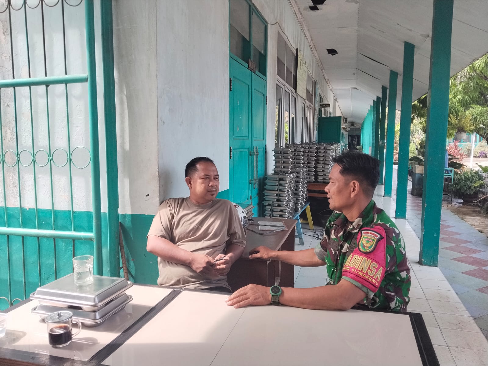 Babinsa Karang Jaya Laksanakan Komsos Bahas Keamanan Lingkungan Bersama Warga 1