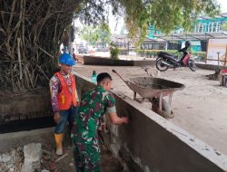 Bakti TNI, Babinsa Sei Selincah Koramil 418-05/Lemabang Bantu Warga Perbaiki Tanggul Jalan Rusak di Kalidoni