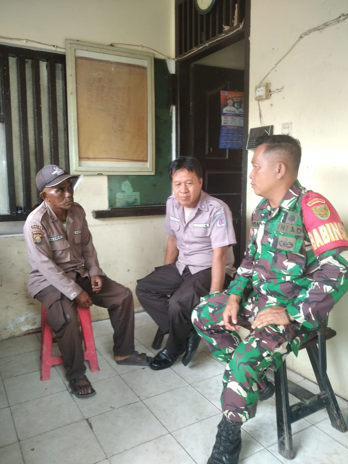 Babinsa Bukit Sangkal Koramil 418-05/Lemabang Ingatkan Security Perumahan Perketat Pengawasan Tamu 1