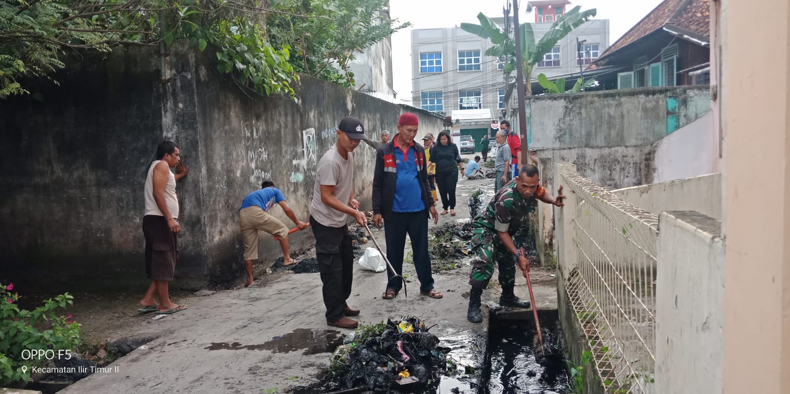 Babinsa Kuto Batu Koramil 418-05/Lemabang Gotong Royong Bersama Warga Ciptakan Lingkungan Bersih dan Sehat 2