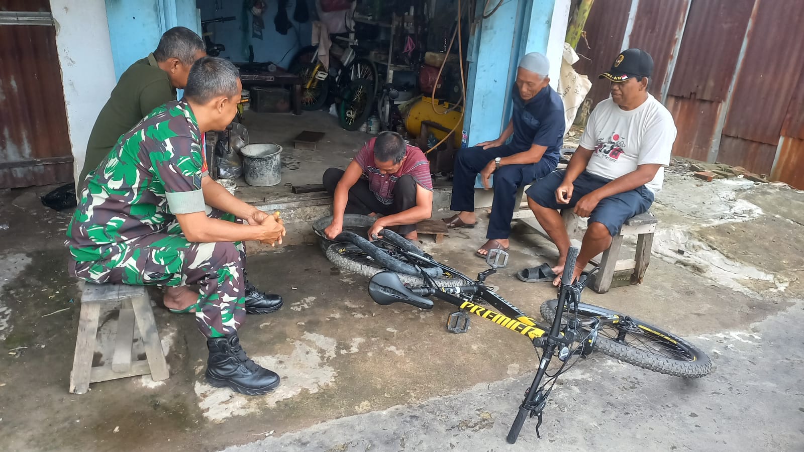 Babinsa Kelurahan Duku Gelar Komsos Bersama Warga Bahas Keamanan Lingkungan 1