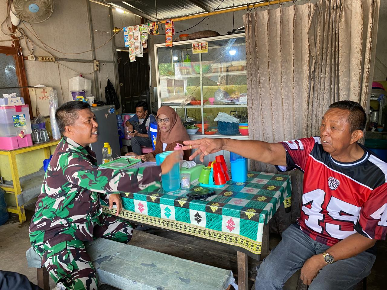 Babinsa 3 Ilir Koramil 418-05/Lemabang Komsos Bersama Tokoh Masyarakat Bahas Keamanan dan Kebersihan Lingkungan 1