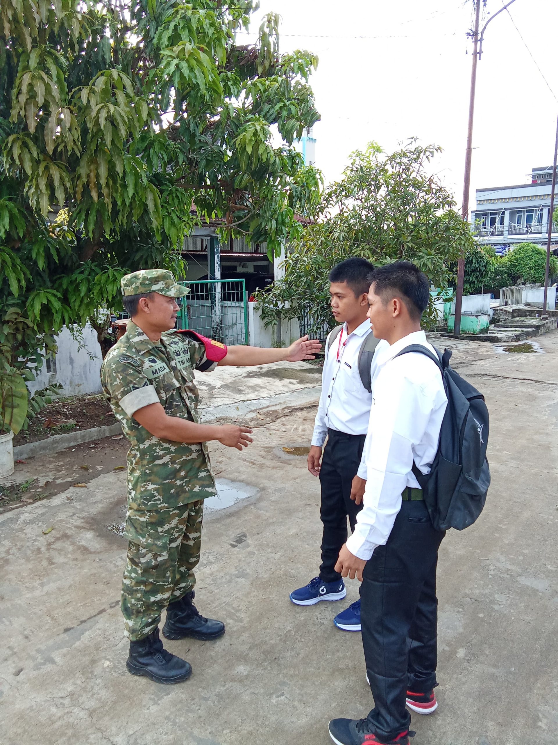 Babinsa Kelurahan Kalidoni Koramil 418-05/Lemabang Berikan Motivasi dan Pembinaan kepada Casis TNI AD 2