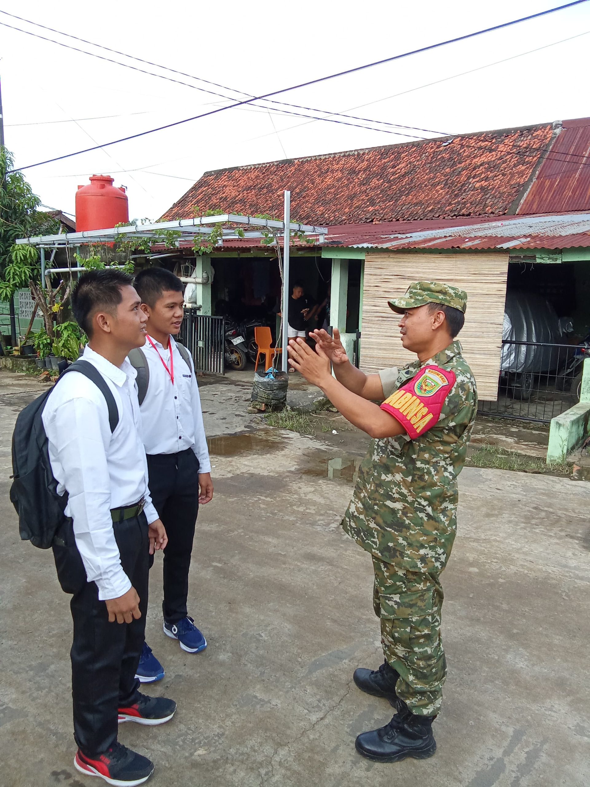 Babinsa Kelurahan Kalidoni Koramil 418-05/Lemabang Berikan Motivasi dan Pembinaan kepada Casis TNI AD 1