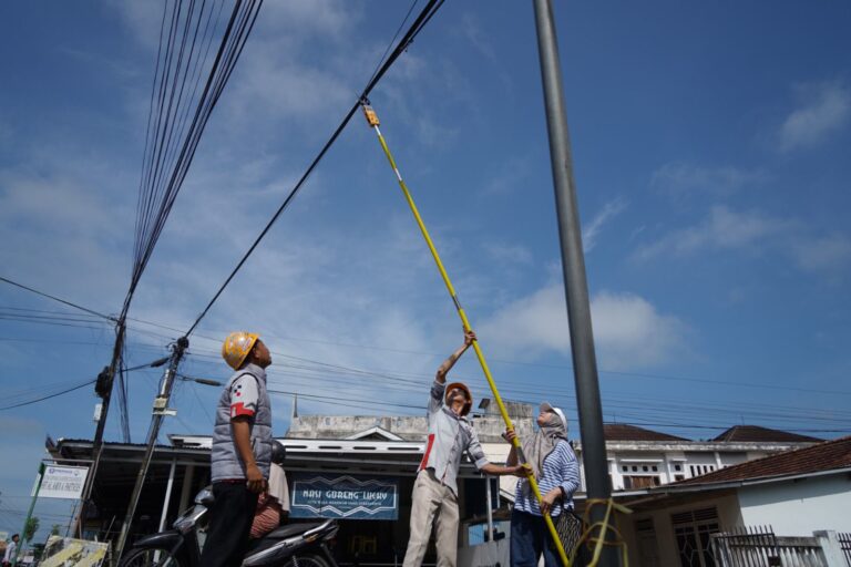 Pemkab OKI Rutin Tertibkan Kabel Udara, Provider Nakal Masih Berulah 1