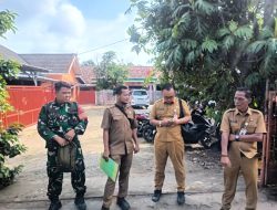 Antisipasi Banjir Musim Penghujan, Babinsa 36 Ilir Bersama Lurah Tinjau Aliran Sungai di RT 42