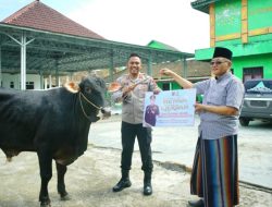 Kapolres OKI Serahkan Hewan Kurban dari Kapolda Sumsel untuk Pondok Pesantren di Lempuing
