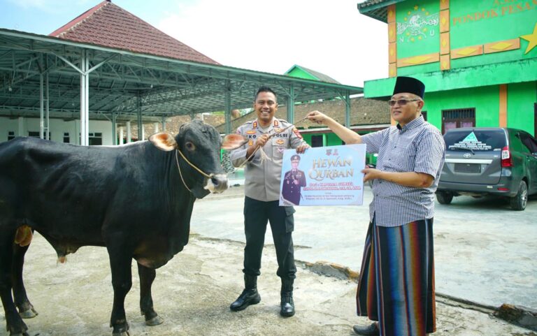 Kapolres OKI Serahkan Hewan Kurban dari Kapolda Sumsel untuk Pondok Pesantren di Lempuing 1