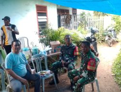 Babinsa Bukit Sangkal Monitoring Pemotongan dan Pembagian Daging Kurban untuk Warga