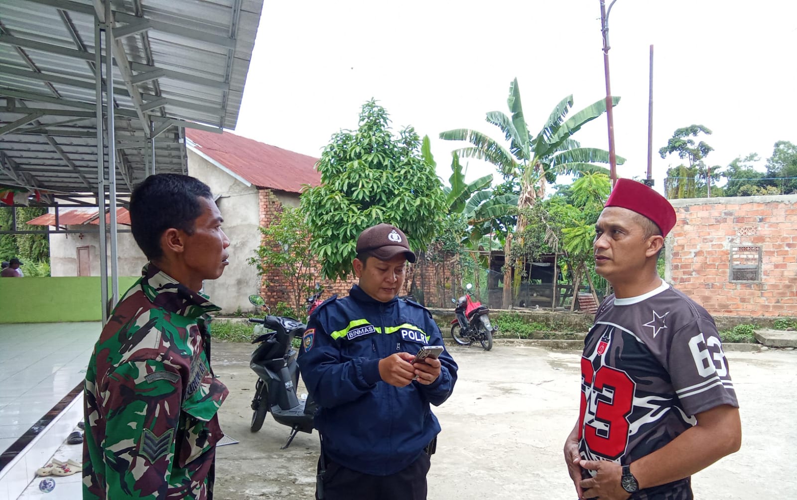Babinsa Kalidoni Koramil 418-05/Lemabang Ingatkan Pentingnya Keamanan Lingkungan di Komplek PHDM 1