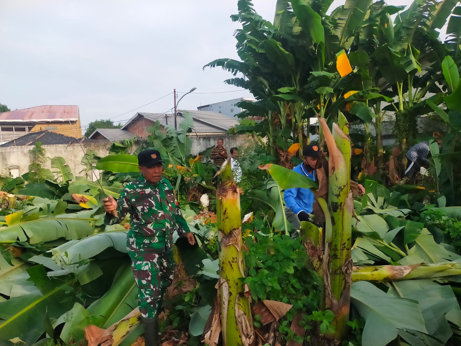 Babinsa 3 Ilir Koramil 418-05/Lemabang Bersama Warga Gotong Royong Jaga Kebersihan Lingkungan di IT II Palembang 1