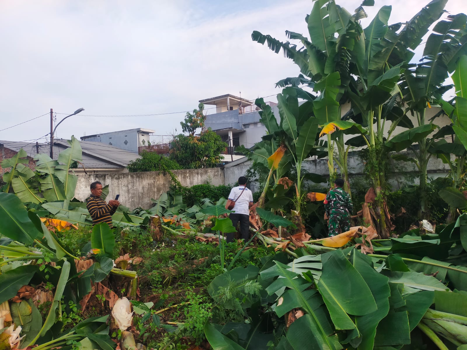 Babinsa 3 Ilir Koramil 418-05/Lemabang Bersama Warga Gotong Royong Jaga Kebersihan Lingkungan di IT II Palembang 2