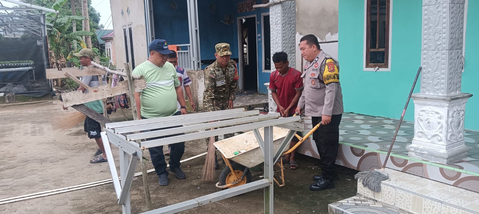 Babinsa Koramil 418-05/Lemabang dan Warga Gotong Royong Bersihkan Lingkungan, Cegah Penyebaran DBD di Kelurahan 1 Ilir 2