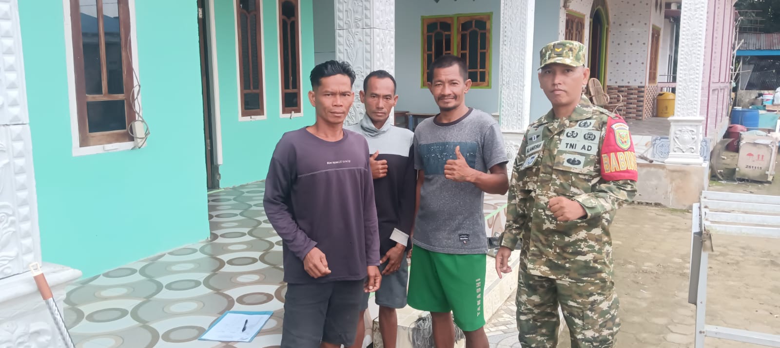 Babinsa Koramil 418-05/Lemabang dan Warga Gotong Royong Bersihkan Lingkungan, Cegah Penyebaran DBD di Kelurahan 1 Ilir 1