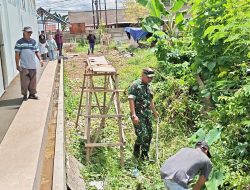 Babinsa Delapan Ilir Koramil 418-05/Lemabang Bantu Pengukuran Tapal Batas Tanah Warga, Cegah Perselisihan Antar Tetangga