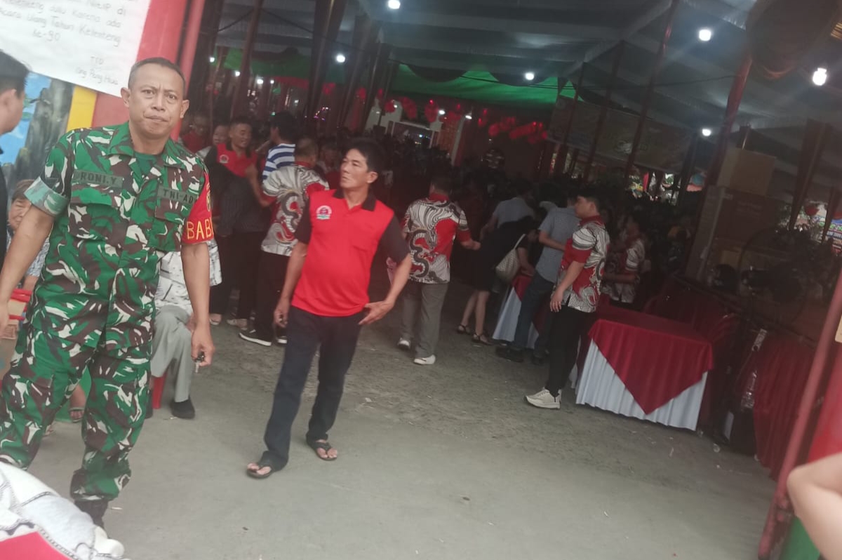 Babinsa Duku Koramil 418-05/Lemabang Monitoring Perayaan Ulang Tahun Klenteng Naga Sakti, Situasi Aman dan Tertib 1