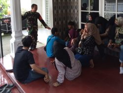 Babinsa Kalidoni Koramil 418-05/Lemabang Ajak Warga Bijak Bermedia Sosial dan Hindari Aktivitas Negatif