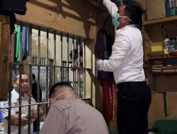 Perkuat Sinergi Pengamanan, Kakanwil Ditjenpas Sumsel Turun Langsung Pimpin Razia di Lapas Palembang