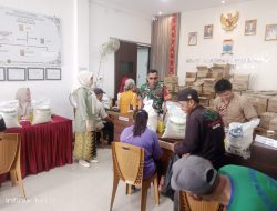Babinsa Koramil 418-05/Lemabang Monitoring Penyaluran Bantuan Pangan untuk 1.065 Warga Kelurahan Dua Ilir