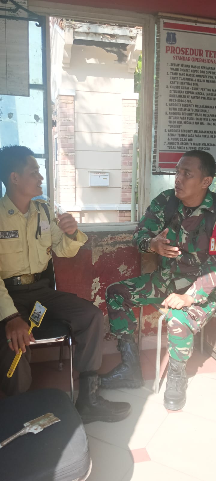 Babinsa Kelurahan Duku dan Warga Bahas Keamanan Lingkungan, Perkuat Kewaspadaan Kamtibmas 1
