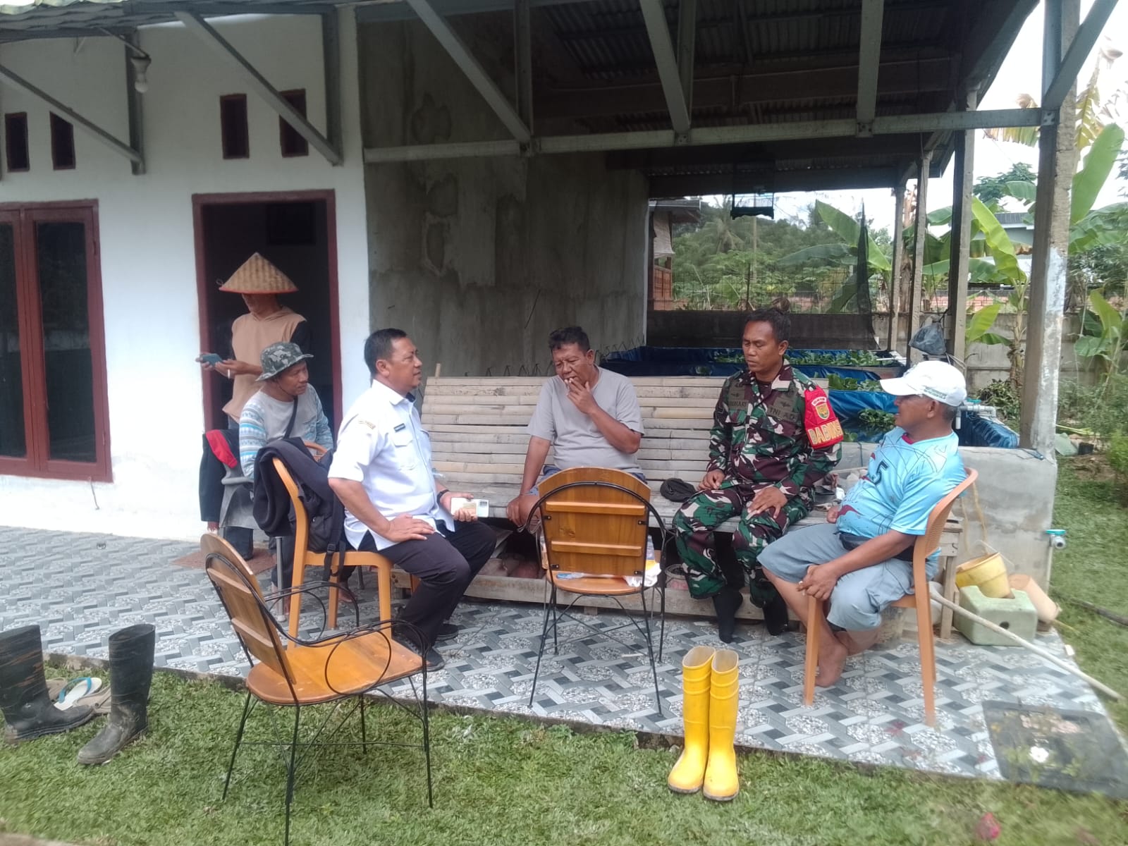 Babinsa Bukit Sangkal Ajak Ketua RT, RW dan Tokoh Masyarakat Bahas Kebersihan Kolam Retensi 1