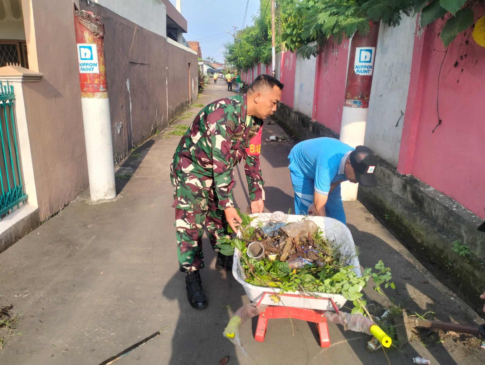 Babinsa Kelurahan Dua Ilir Koramil 418-05/Lemabang Bersama Warga Gotong Royong Bersihkan Saluran Air 2