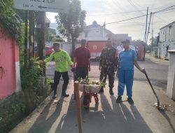 Babinsa Kelurahan Dua Ilir Koramil 418-05/Lemabang Bersama Warga Gotong Royong Bersihkan Saluran Air