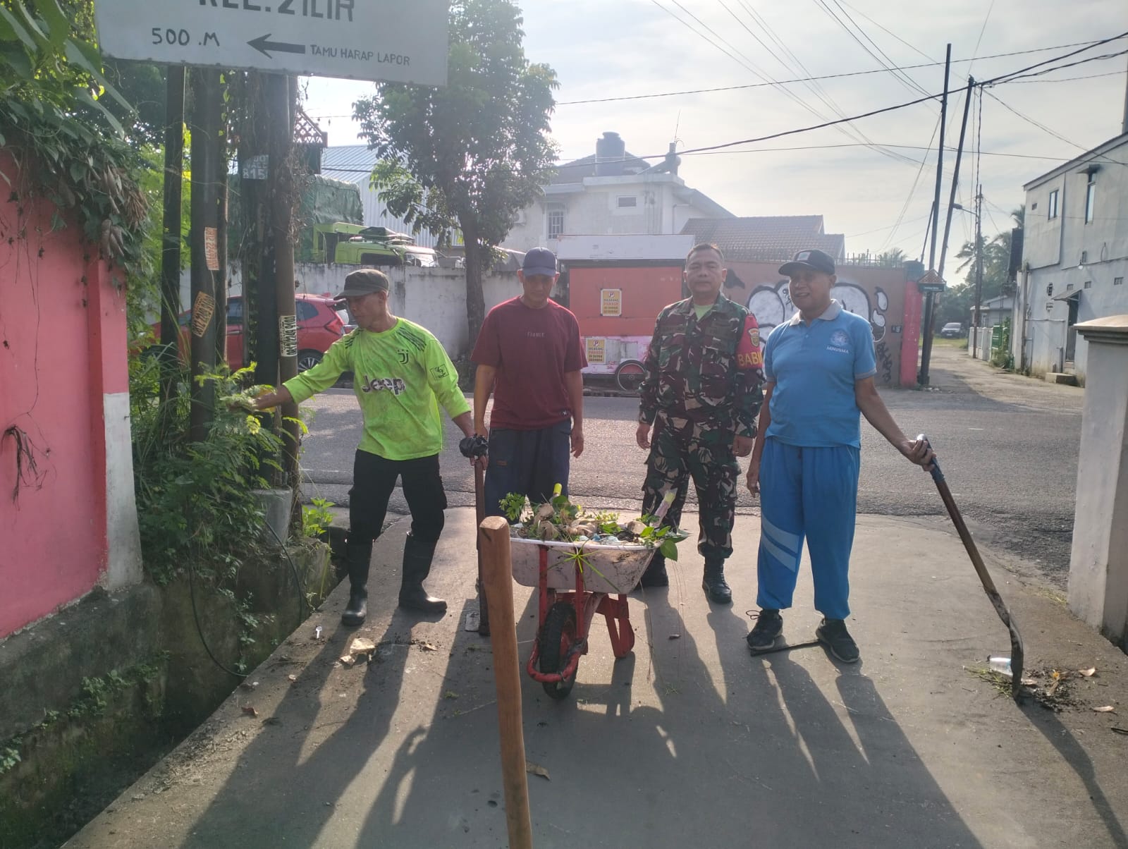 Babinsa Kelurahan Dua Ilir Koramil 418-05/Lemabang Bersama Warga Gotong Royong Bersihkan Saluran Air 1