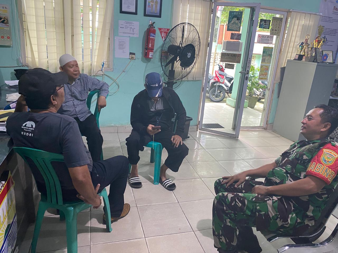 Babinsa 3 Ilir Koramil 418-05/Lemabang Perkuat Kamtibmas Melalui Komsos Bersama Tokoh Masyarakat 1